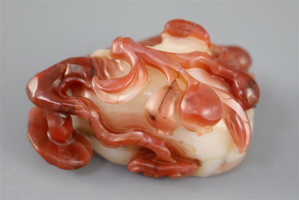 A Chinese chalcedony brushwasher, 7.5cm